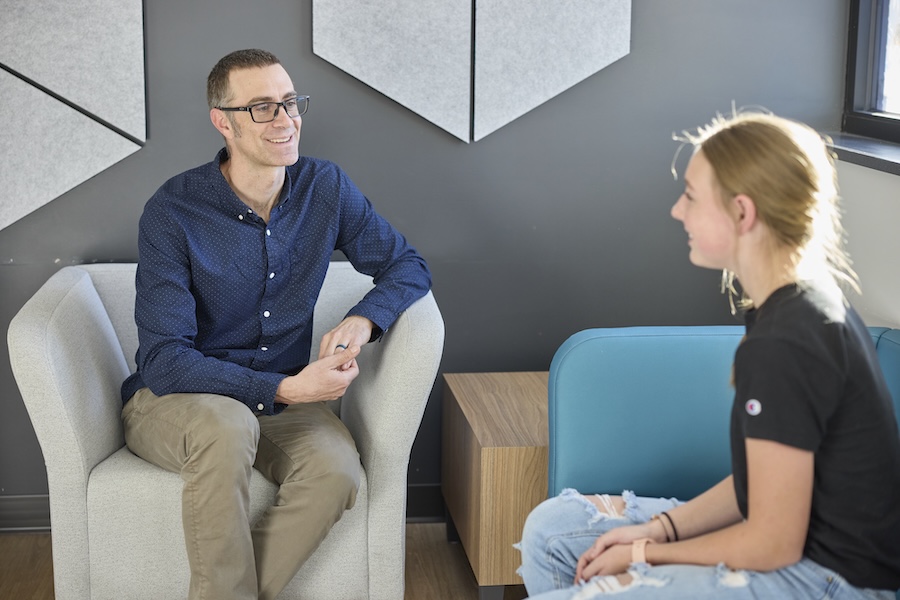 Therapist and client sitting down during a counciling meeting.